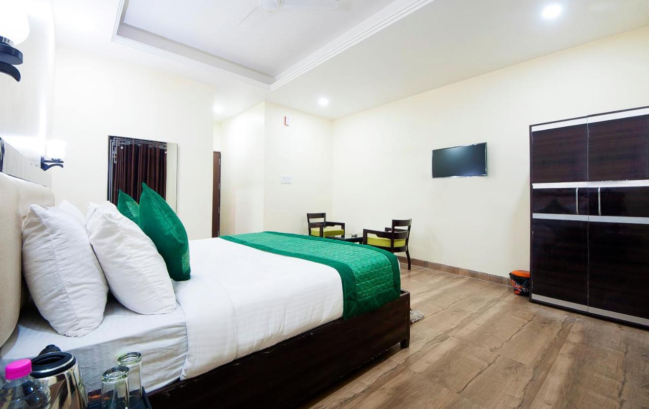 The Alpino Hotel Нью-Дели Экстерьер фото