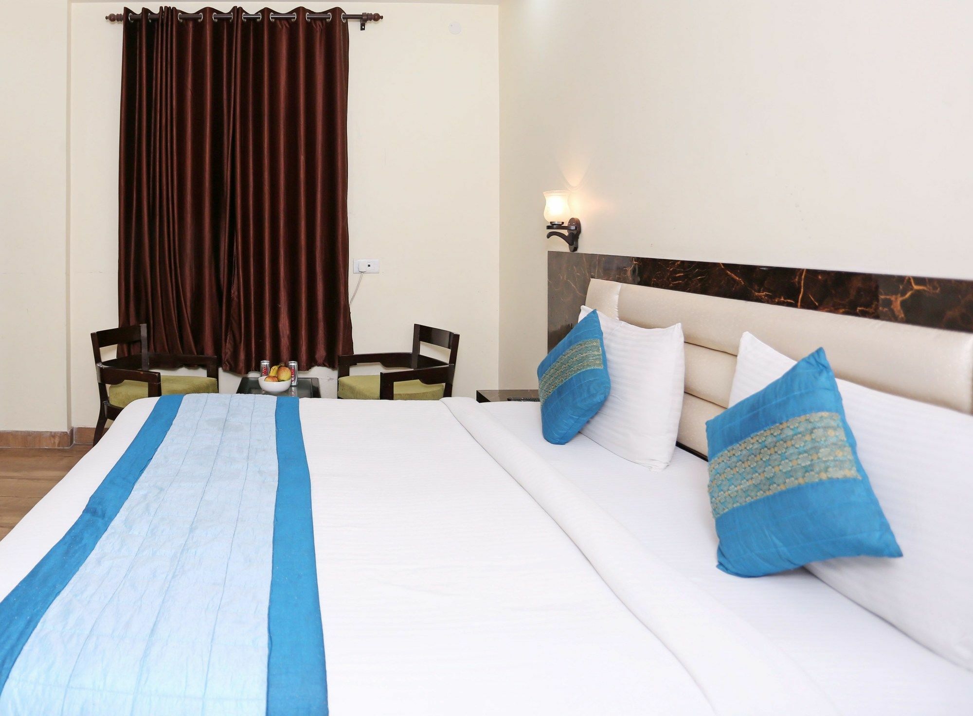 The Alpino Hotel Нью-Дели Экстерьер фото