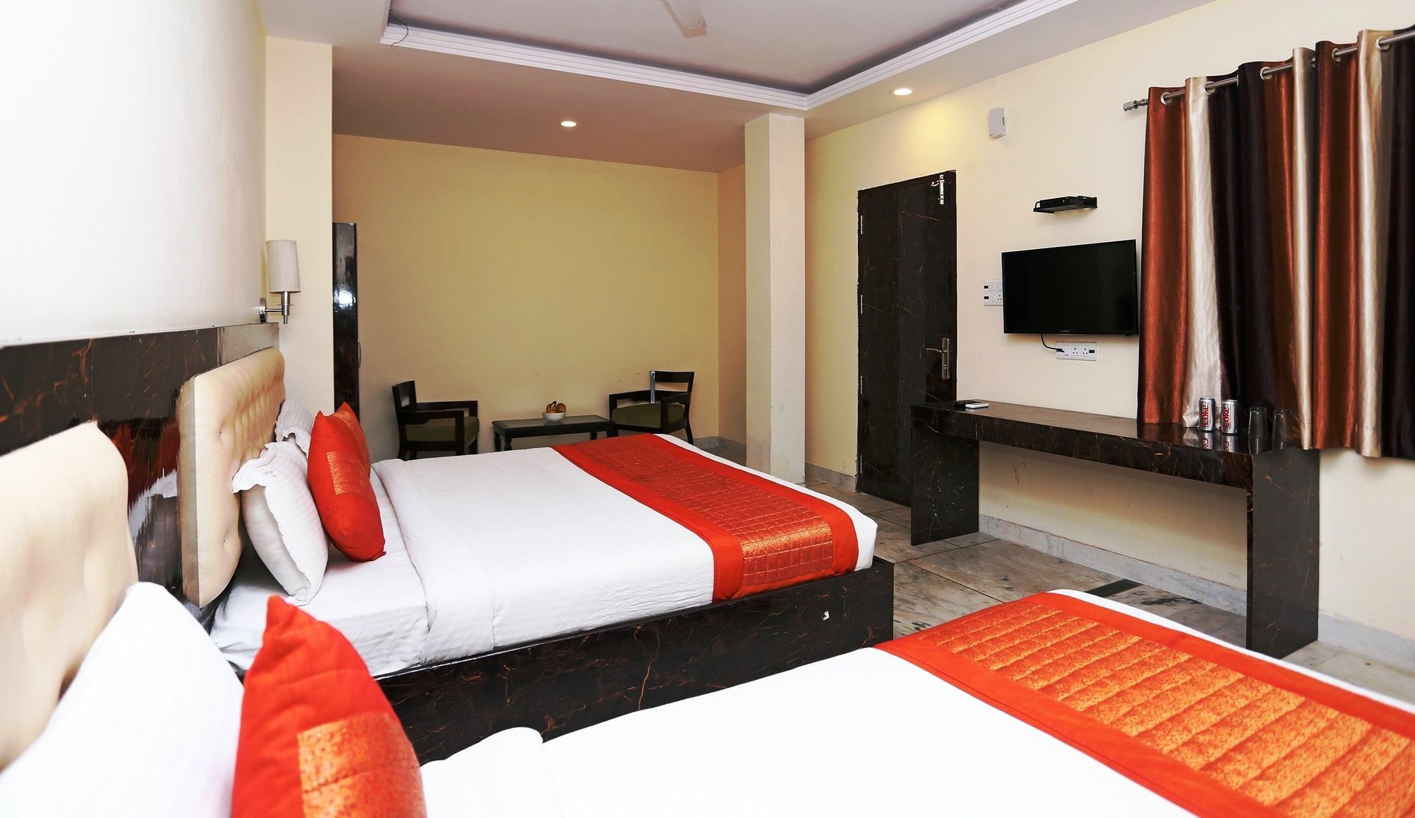The Alpino Hotel Нью-Дели Экстерьер фото
