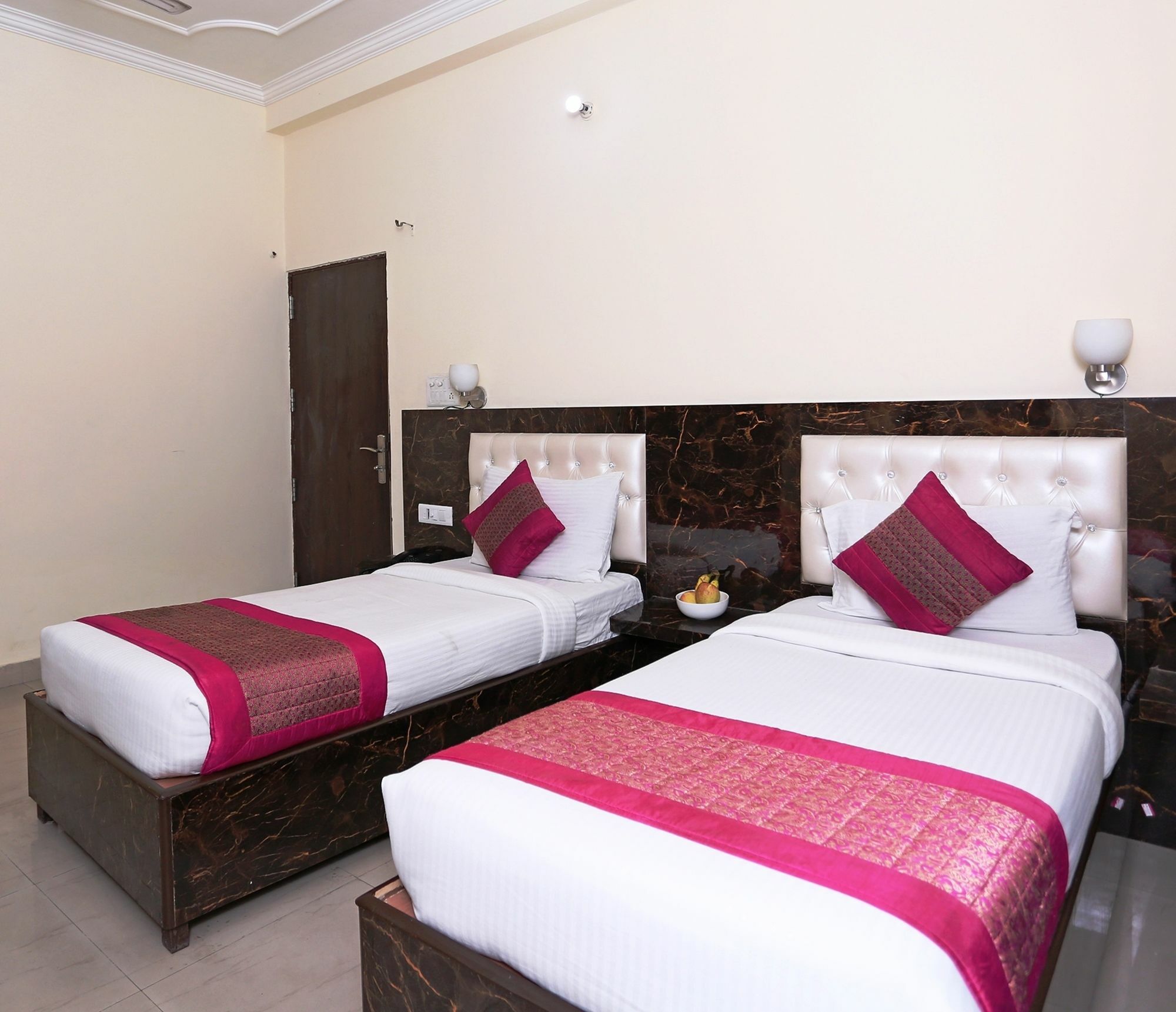 The Alpino Hotel Нью-Дели Экстерьер фото